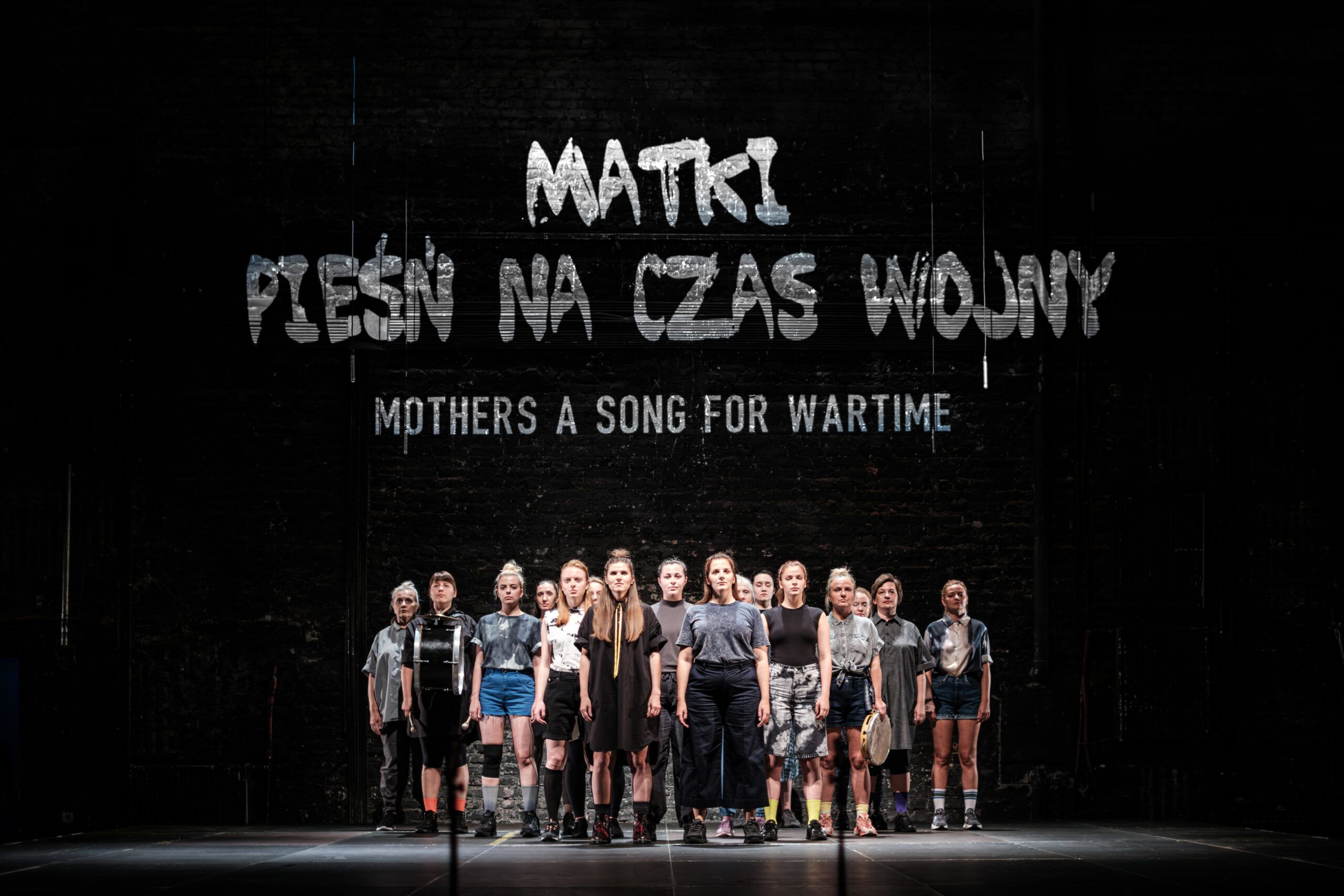 Zdjęcie ze spektaklu "MATKI. PIEŚŃ NA CZAS WOJNY" - reż. Marta Górnicka & zespół - Fundacja Chór Kobiet w Warszawie / fot. Bartek Warzecha