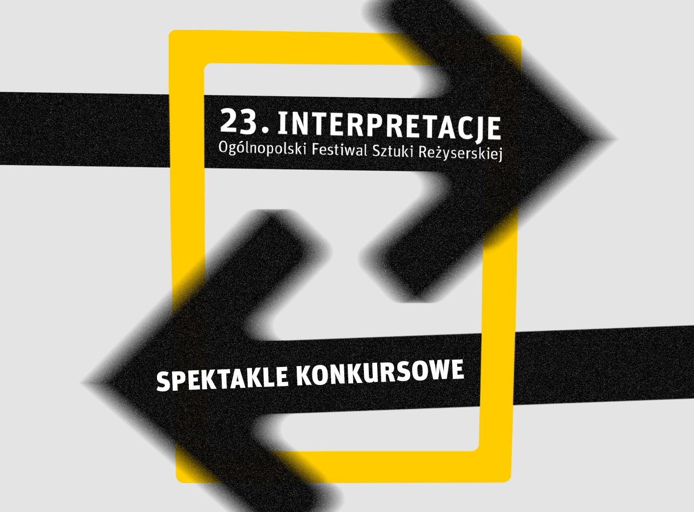 Na jasnoszarym tle żółty kwadrat, przez który przechodzą czarne, przeciwstawnie skierowane strzałki, na czarnym polu górnej strzałki skierowanej w prawo widnieje biały napis „23. INTERPRETACJE” oraz „Ogólnopolski Festiwal Sztuki Reżyserskiej”, a na dolnej strzałce skierowanej w lewo napis „SPEKTAKLE KONKURSOWE”